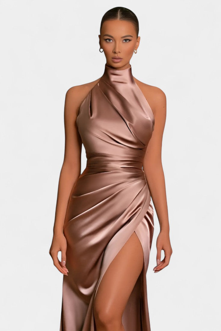 Vestido Halter Torcido Symone con Impactante Abertura Lateral