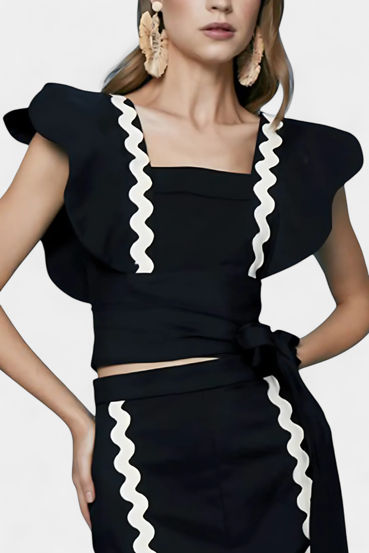 Top Elegante Fabiana con Volantes y Costuras Contrastantes