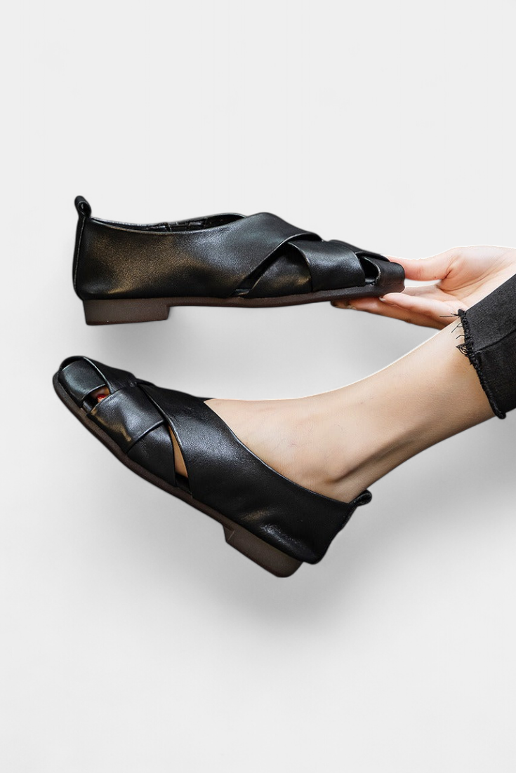 Nayra Zapatos Planos de Cuero Negro con Diseño Cruzado