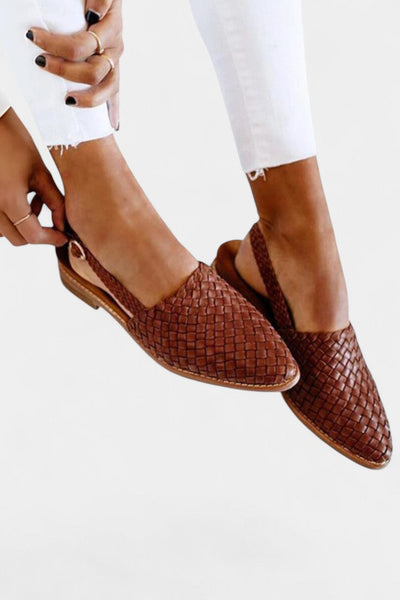 Isadora Mules Trenzados con Punta Elegante y Correa Slingback