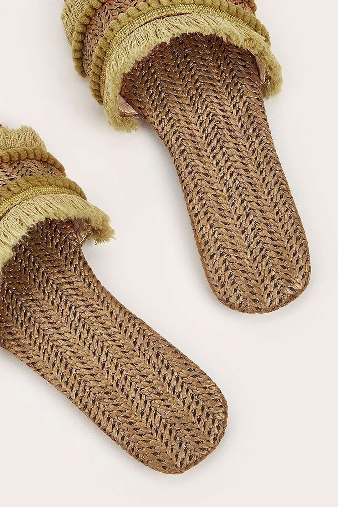 Zapatillas con Detalles de Flecos