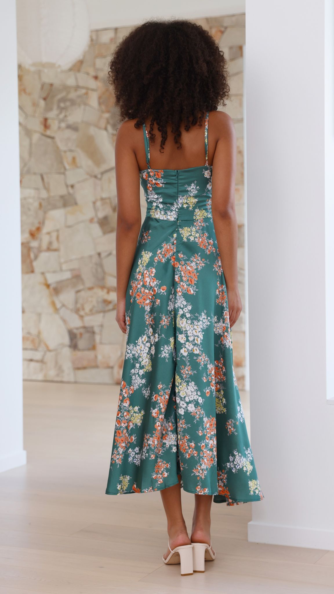 Elowen™ – Vestido Midi Liviano con Flores y Espalda Descubierta