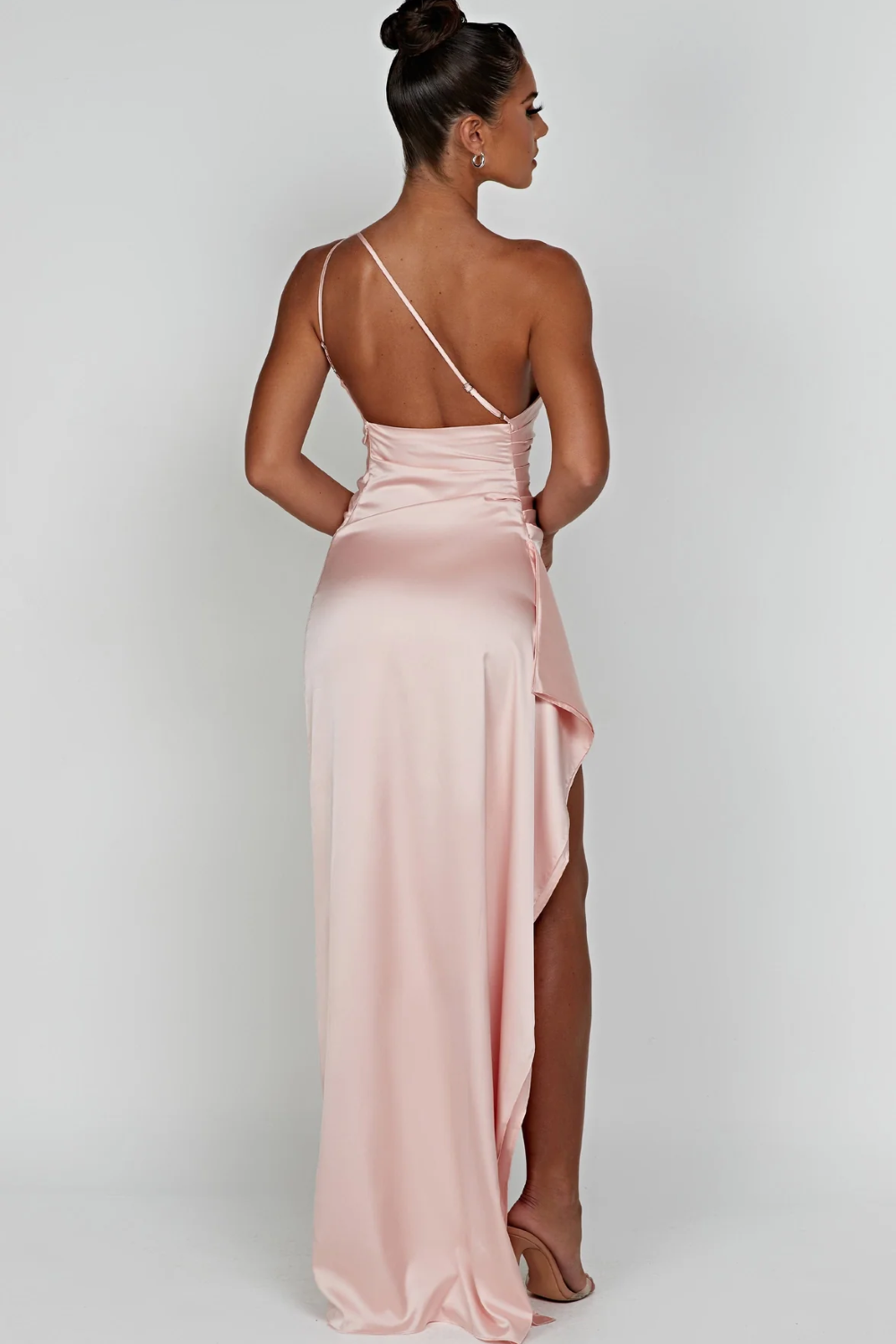 Loralei™ – Vestido Satinado con Escote Asimétrico