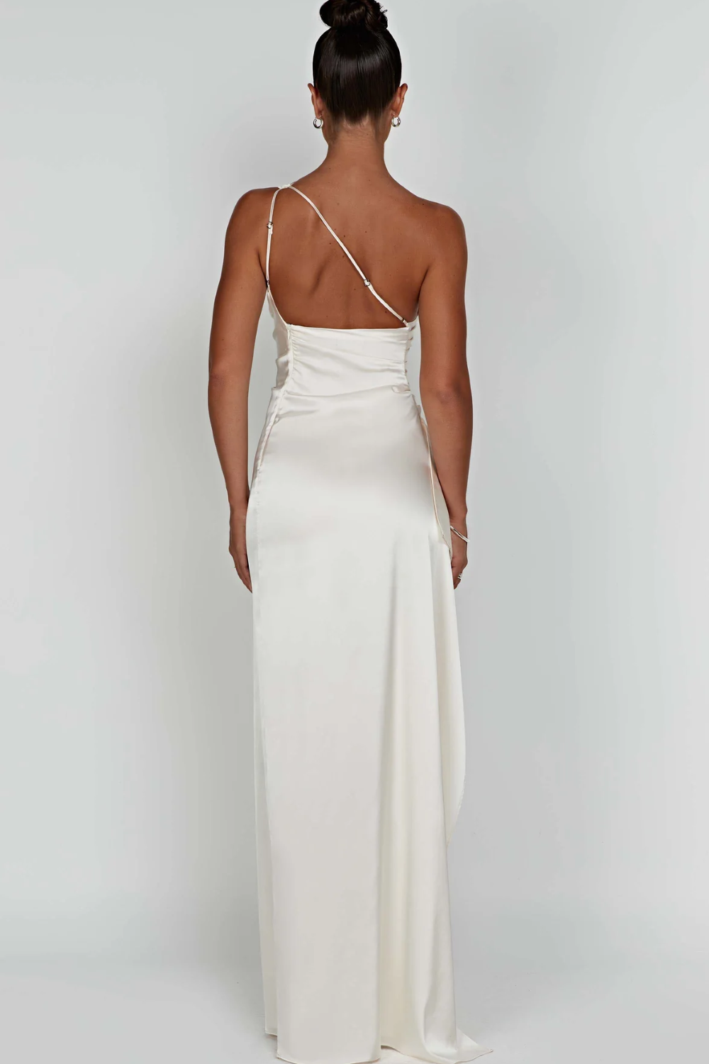 Loralei™ – Vestido Satinado con Escote Asimétrico