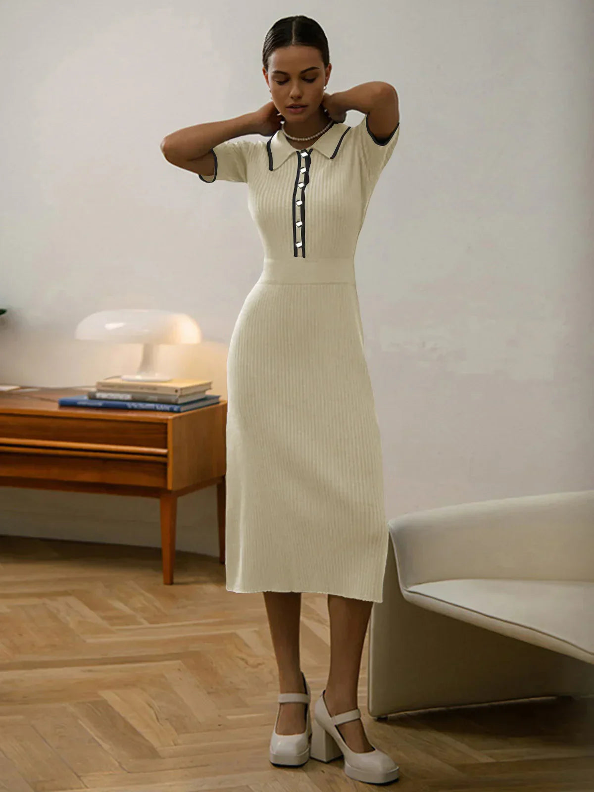 Fleur® | Vestido midi de punto acanalado con mangas cortas y detalle de contraste