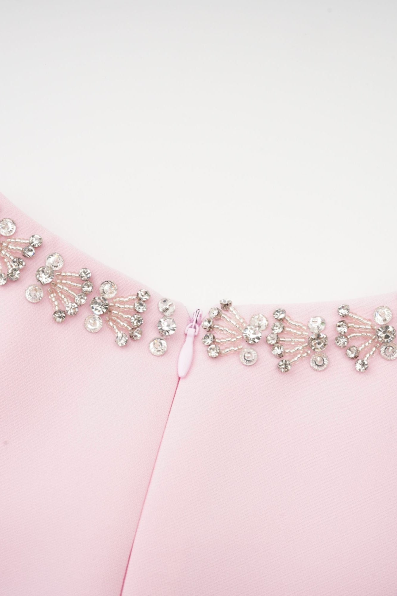 Vestido Midi Acampanado Linda con Lazo de Cristal y Elegantes Detalles