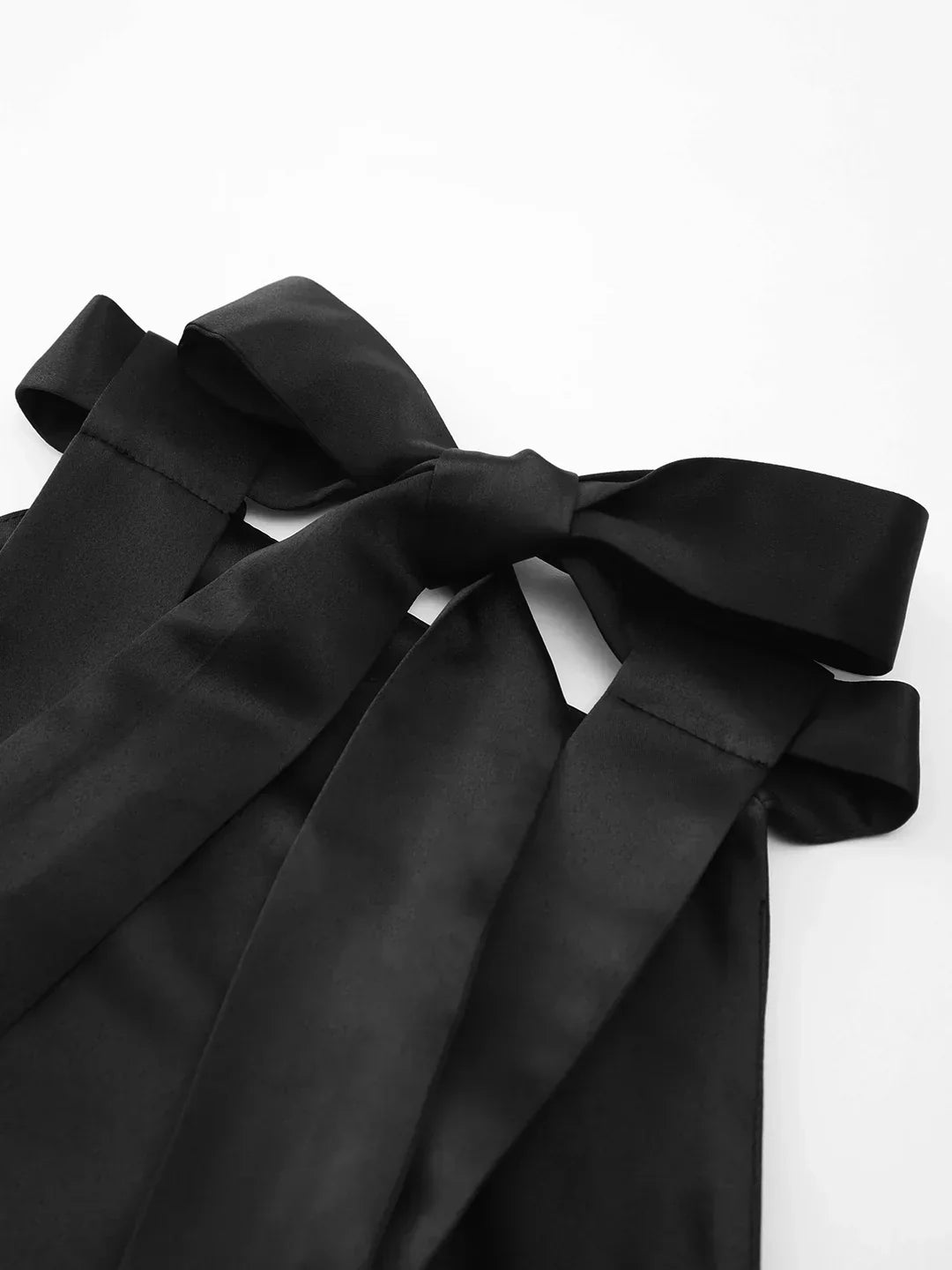 Mette® | Vestido Mini Plisado de Satén con Bolsillos Dobles y Espalda Abierta