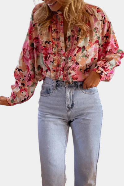Blusa Sueños de Flores Silvestres" could be rephrased as "Blusa Floral Silvestre: Sueños de Naturaleza.