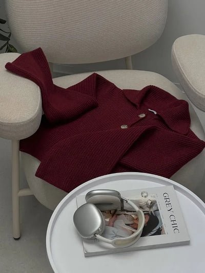 Conjunto “Margot” | Cárdigan de punto y minifalda con cuello estructurado