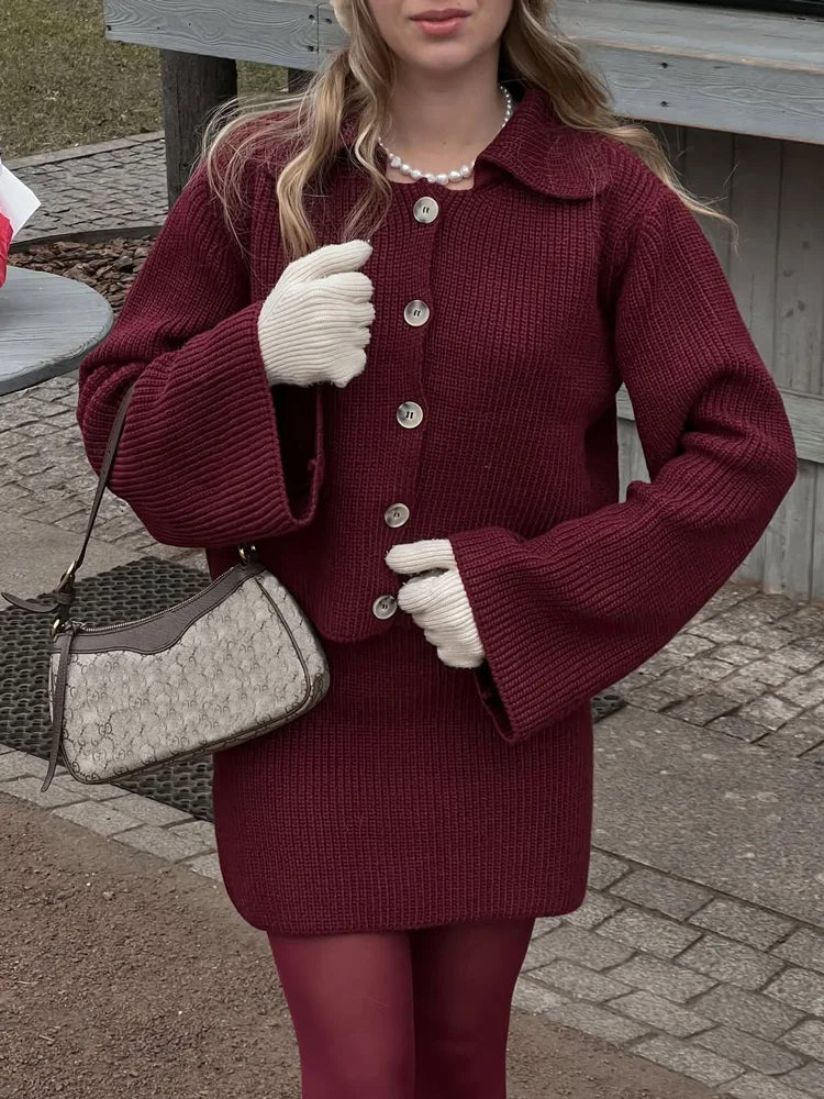 Conjunto “Margot” | Cárdigan de punto y minifalda con cuello estructurado