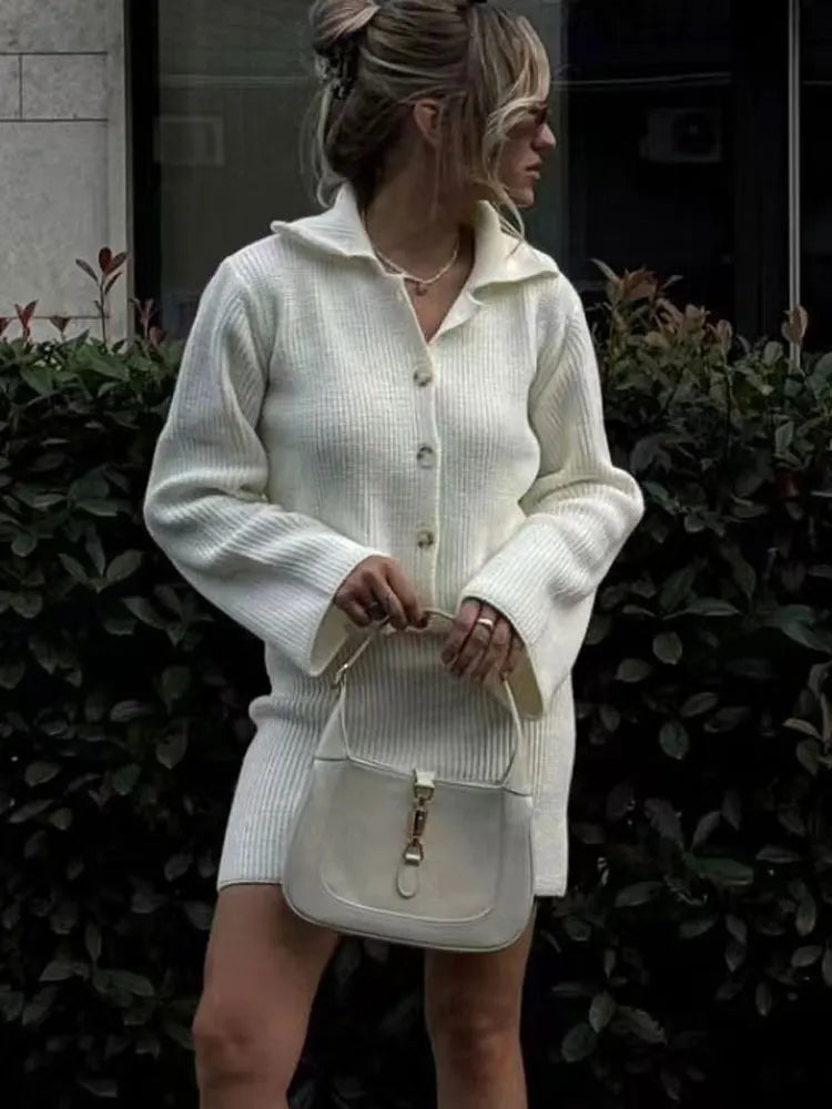 Conjunto “Margot” | Cárdigan de punto y minifalda con cuello estructurado