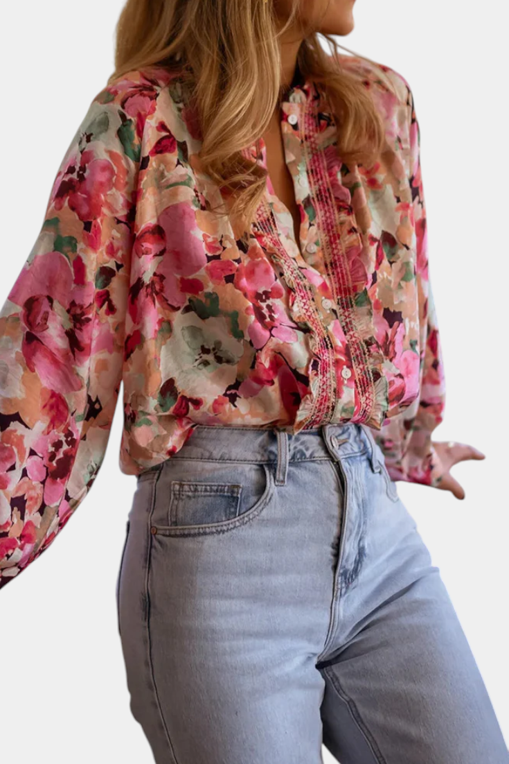 Blusa Sueños de Flores Silvestres" could be rephrased as "Blusa Floral Silvestre: Sueños de Naturaleza.