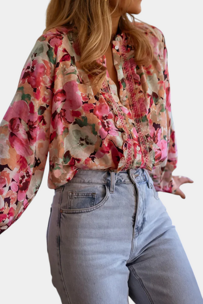 Blusa Sueños de Flores Silvestres" could be rephrased as "Blusa Floral Silvestre: Sueños de Naturaleza.