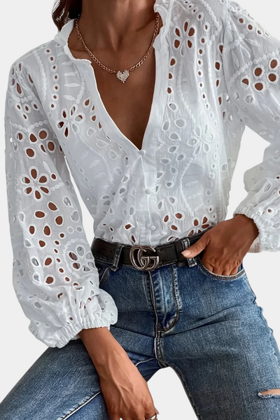 Blusa Alba con Detalle de Ojal