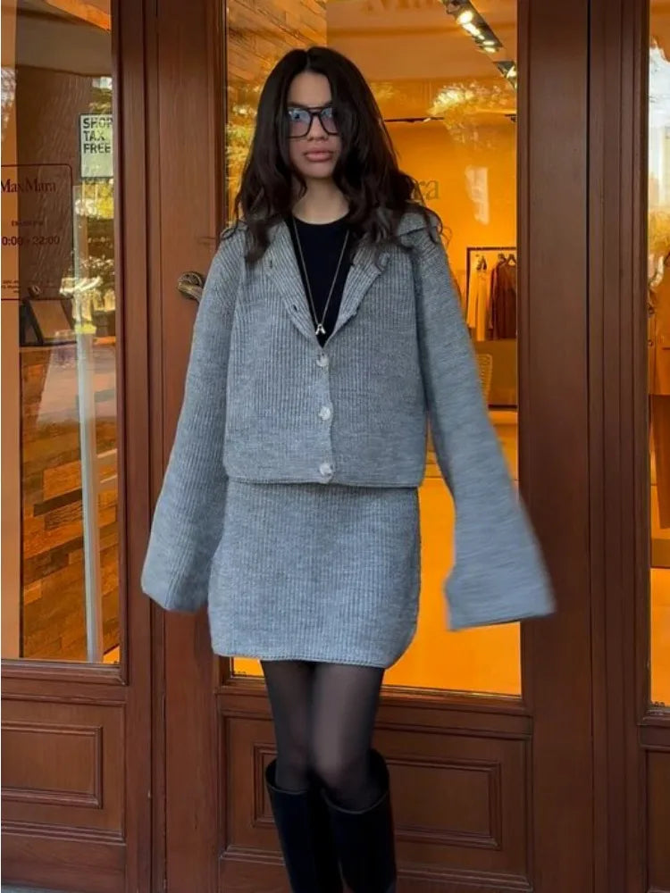 Conjunto “Margot” | Cárdigan de punto y minifalda con cuello estructurado