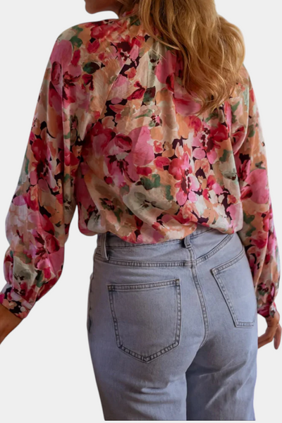 Blusa Sueños de Flores Silvestres" could be rephrased as "Blusa Floral Silvestre: Sueños de Naturaleza.
