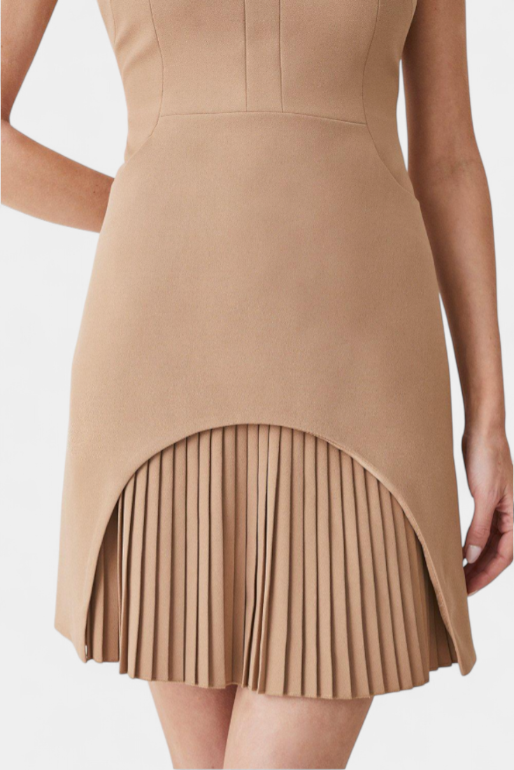 Vestido Mini Karen con Cuello Alto y Detalles Plisados