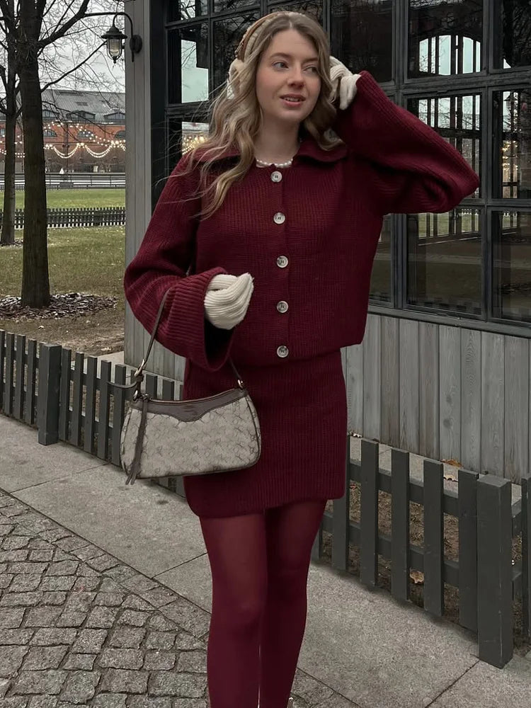 Conjunto “Margot” | Cárdigan de punto y minifalda con cuello estructurado