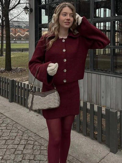 Conjunto “Margot” | Cárdigan de punto y minifalda con cuello estructurado