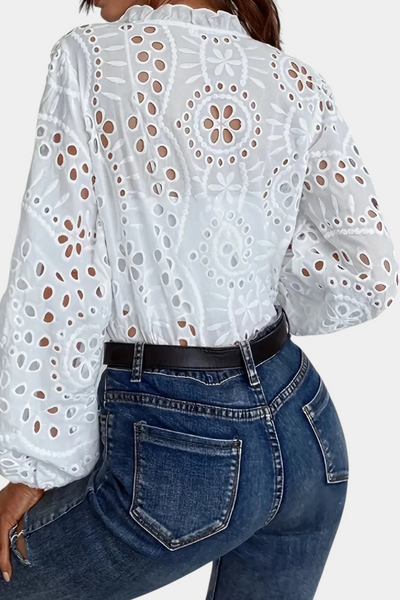 Blusa Alba con Detalle de Ojal