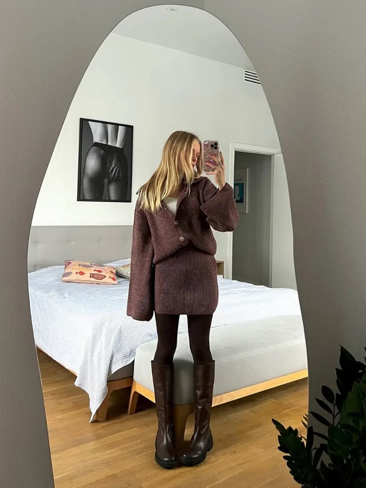 Conjunto “Margot” | Cárdigan de punto y minifalda con cuello estructurado