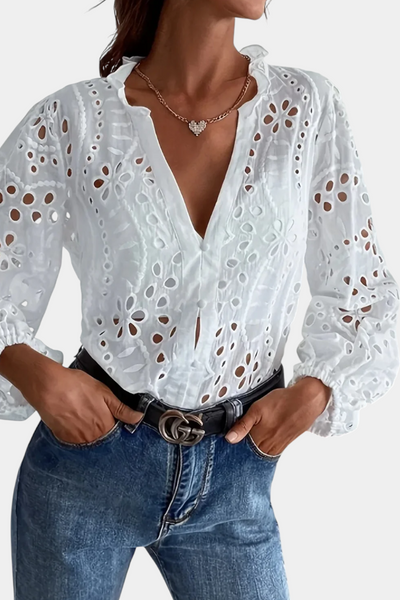 Blusa Alba con Detalle de Ojal