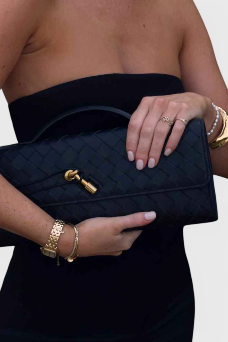 Clutch Melanie con Elegante Detalle de Nudo Dorado