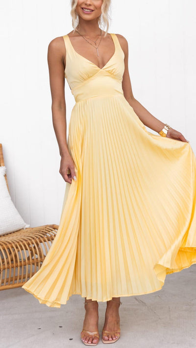 Vestido maxi amarillo con escote en V plisado