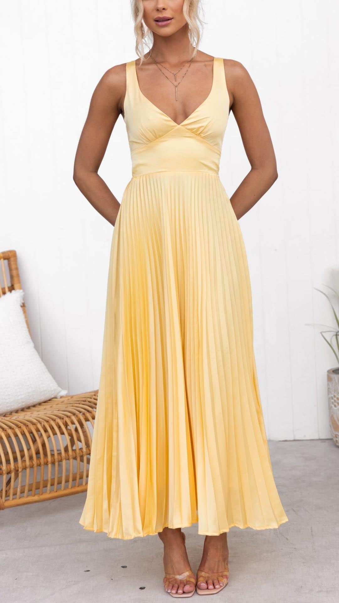 Vestido maxi amarillo con escote en V plisado