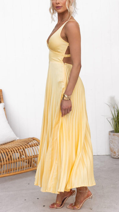 Vestido maxi amarillo con escote en V plisado