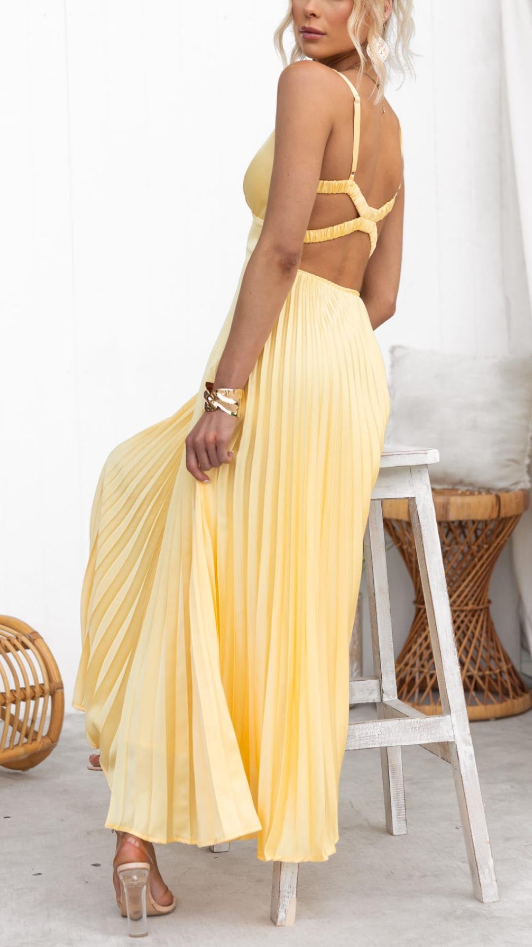 Vestido maxi amarillo con escote en V plisado