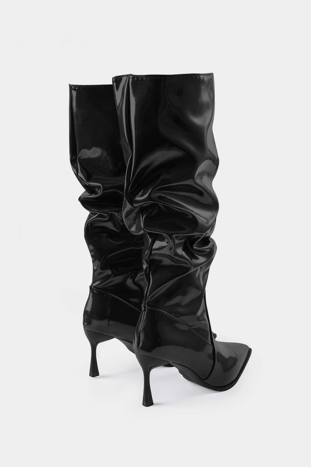 Botas de Cuero Sintético con Detalles Plisados y Punta Afilada