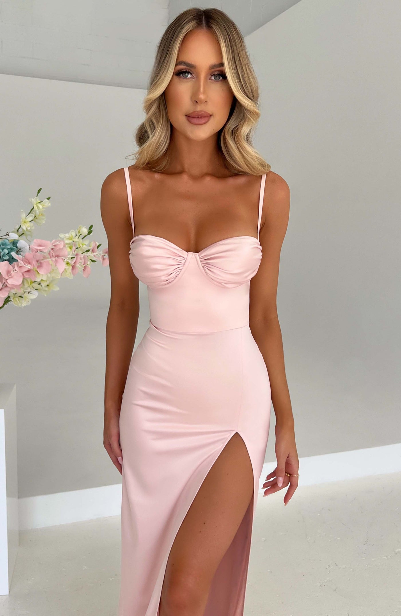 Celestelle™ – Vestido Maxi de Satén de Lujo con Abertura y Fruncidos