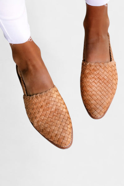 Isadora Mules Trenzados con Punta Elegante y Correa Slingback