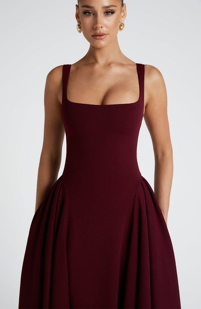 Marivelle™ – Vestido Midi de Cereza con Paneles Plisados