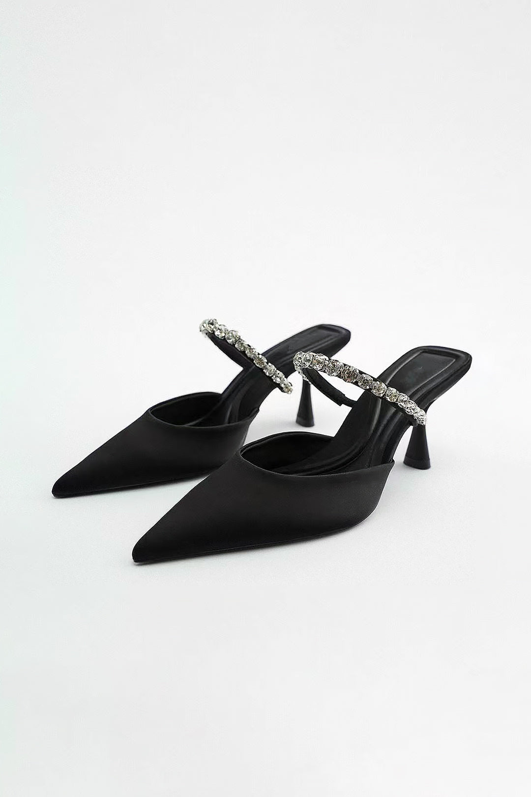 Sandalias de tacón alto con punta afilada y detalles de strass