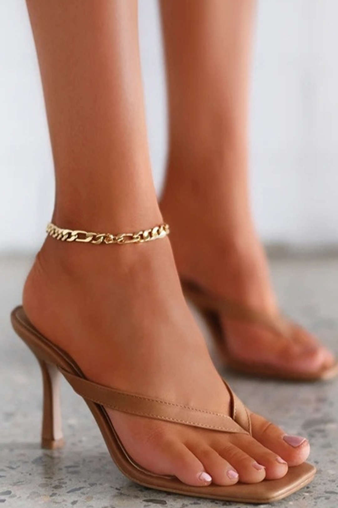 Sandalias Básicas de Tanga con Tacón Medio