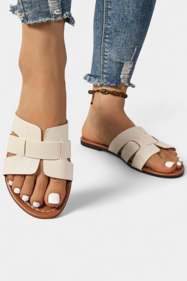 Sandalias Planas Silvia con Diseño Clásico y Corte Geométrico