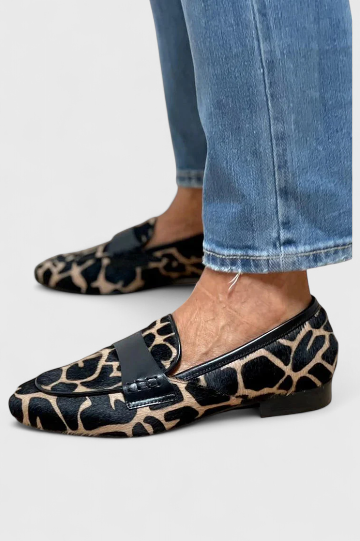 Annelore Cuero Loafers con Tacón Bajo y Diseño Único