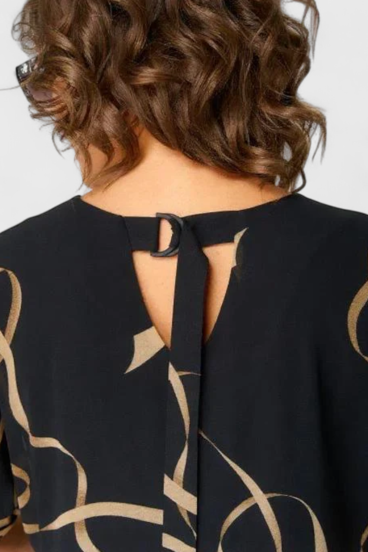 Vestido Negro Allegra con Estampado Abstracto Dorado y Escote en V