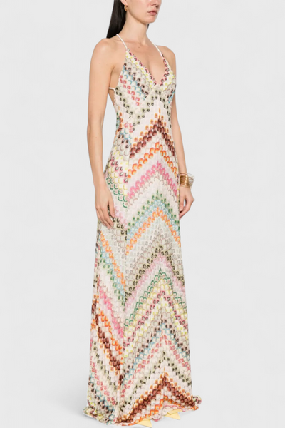Vestido Largo de Encaje Agustina con Escote en V y Diseño Zigzag