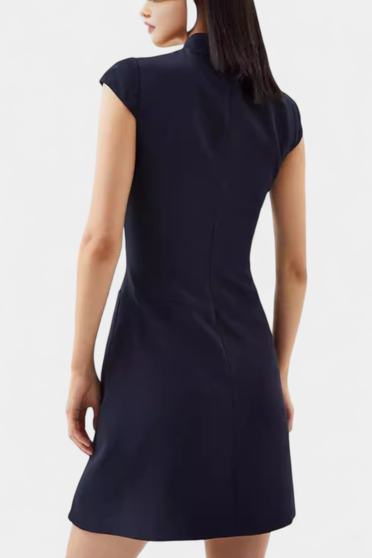 Vestido Mini Karen con Cuello Alto y Detalles Plisados