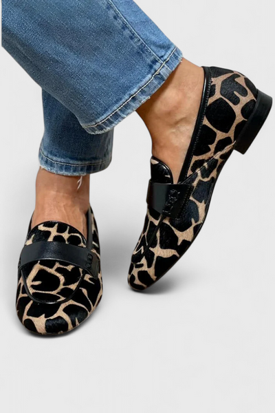 Annelore Cuero Loafers con Tacón Bajo y Diseño Único