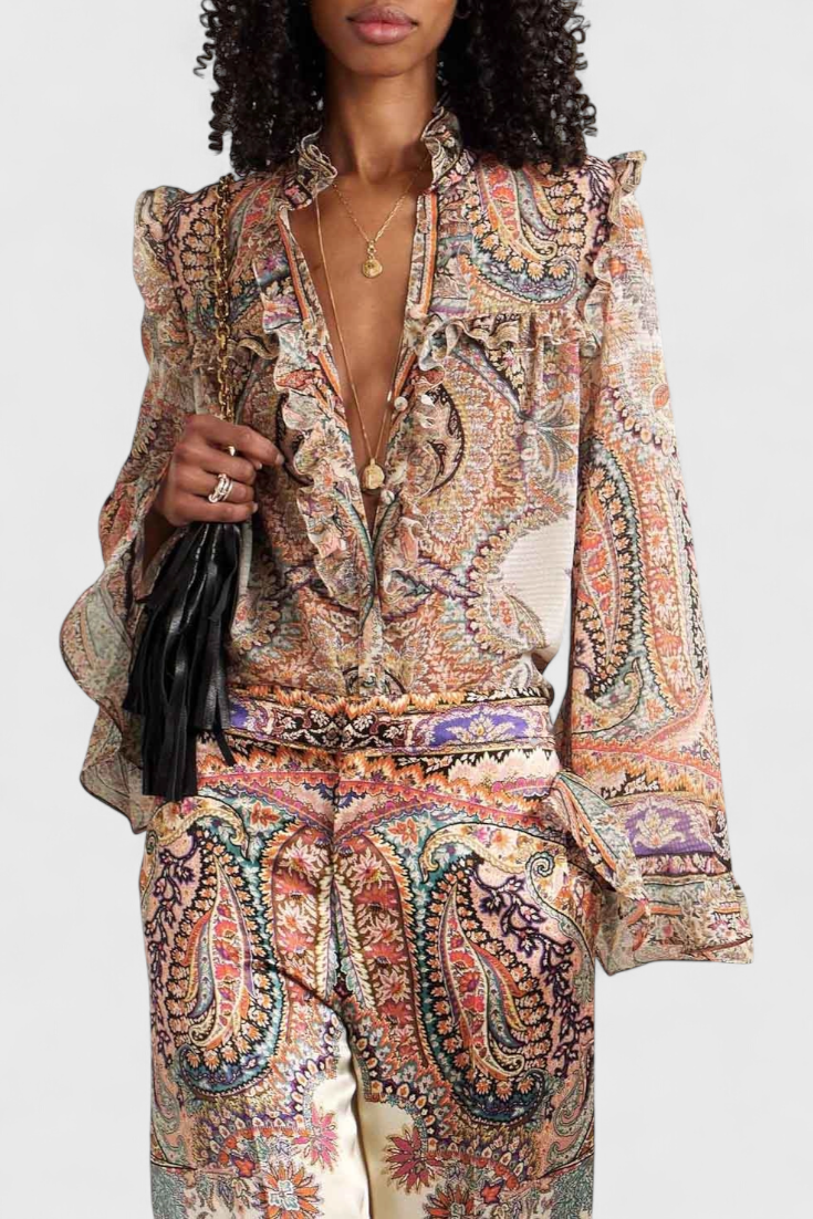 Conjunto Elegante con Blusa de Volantes y Estampado Vintage Paisley