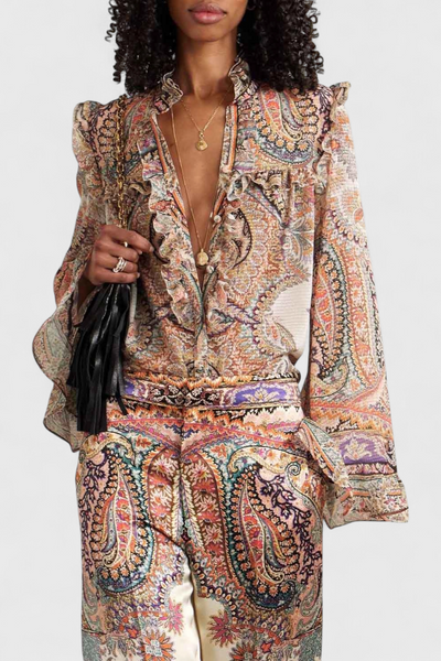 Conjunto Elegante con Blusa de Volantes y Estampado Vintage Paisley