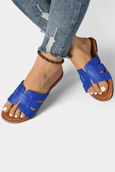 Sandalias Planas Silvia con Diseño Clásico y Corte Geométrico