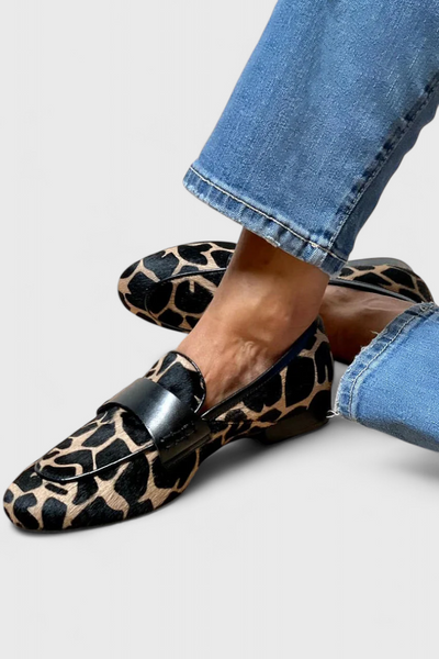 Annelore Cuero Loafers con Tacón Bajo y Diseño Único
