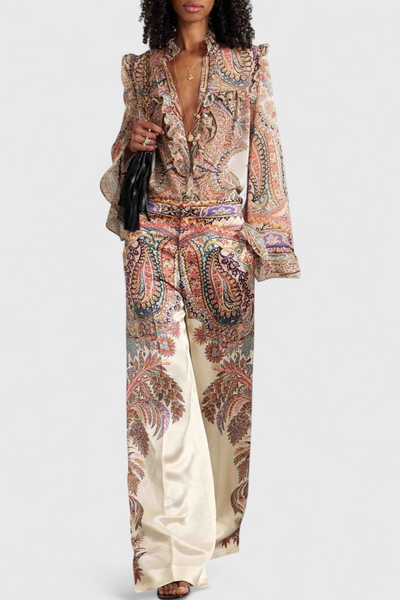 Conjunto Elegante con Blusa de Volantes y Estampado Vintage Paisley