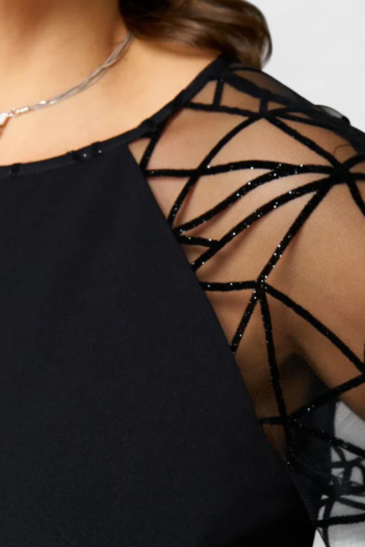 Vestido Negro Bellezza con Mangas de Malla y Corte Suelto