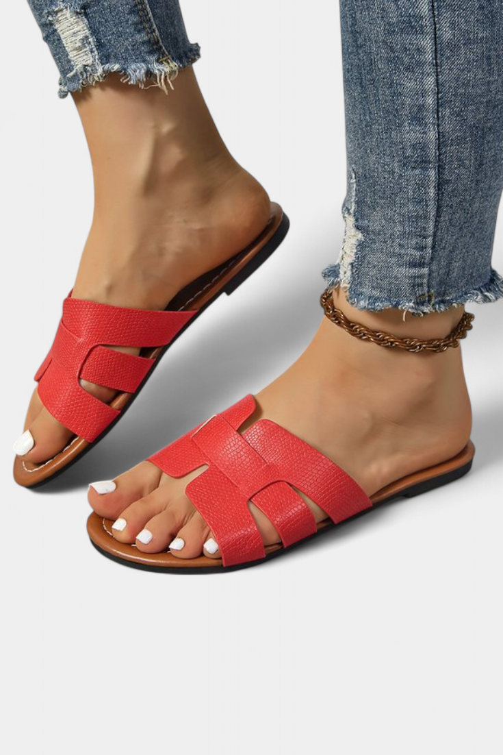 Sandalias Planas Silvia con Diseño Clásico y Corte Geométrico